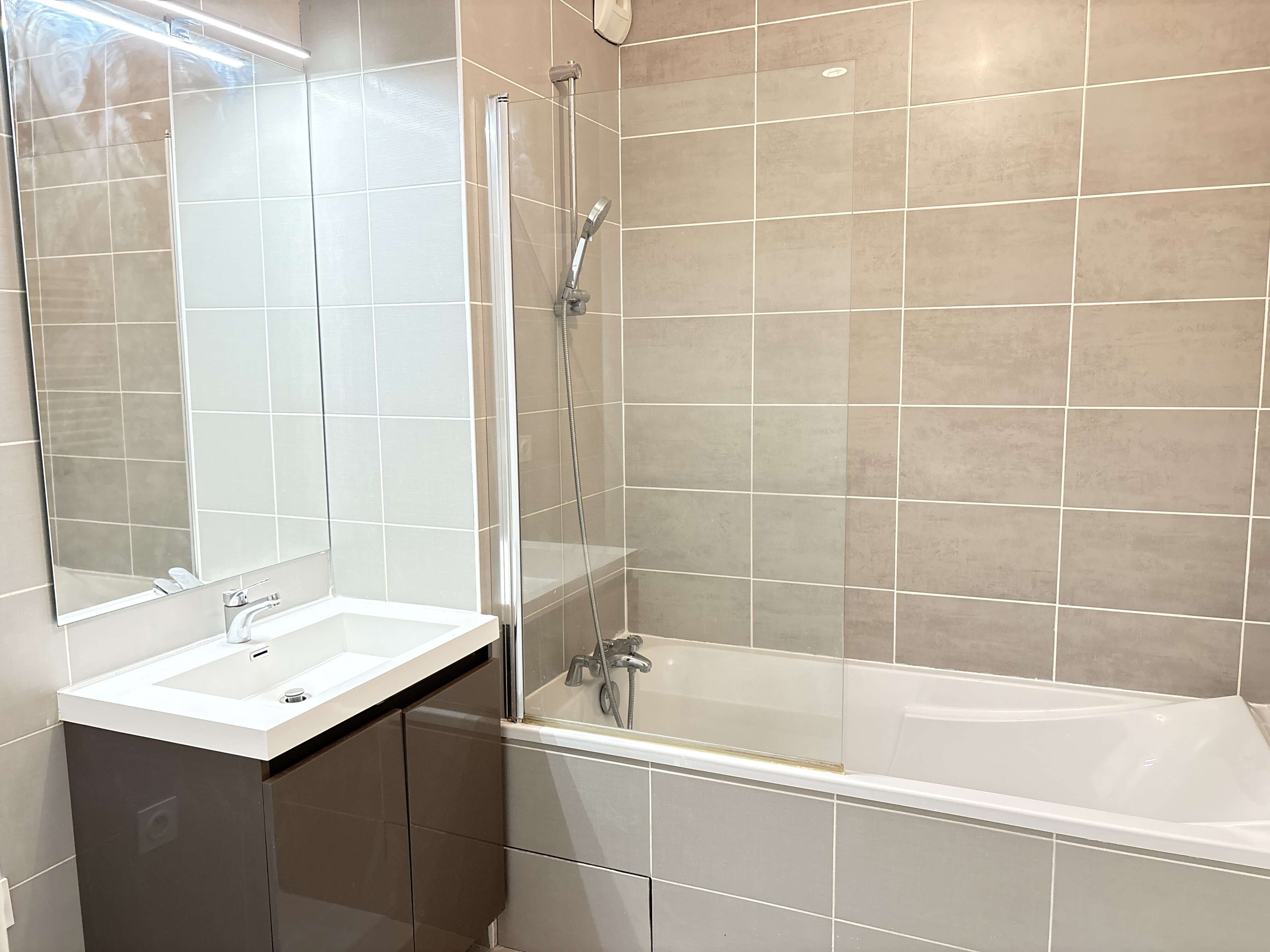 4SALLEDEBAIN-compressed.jpeg