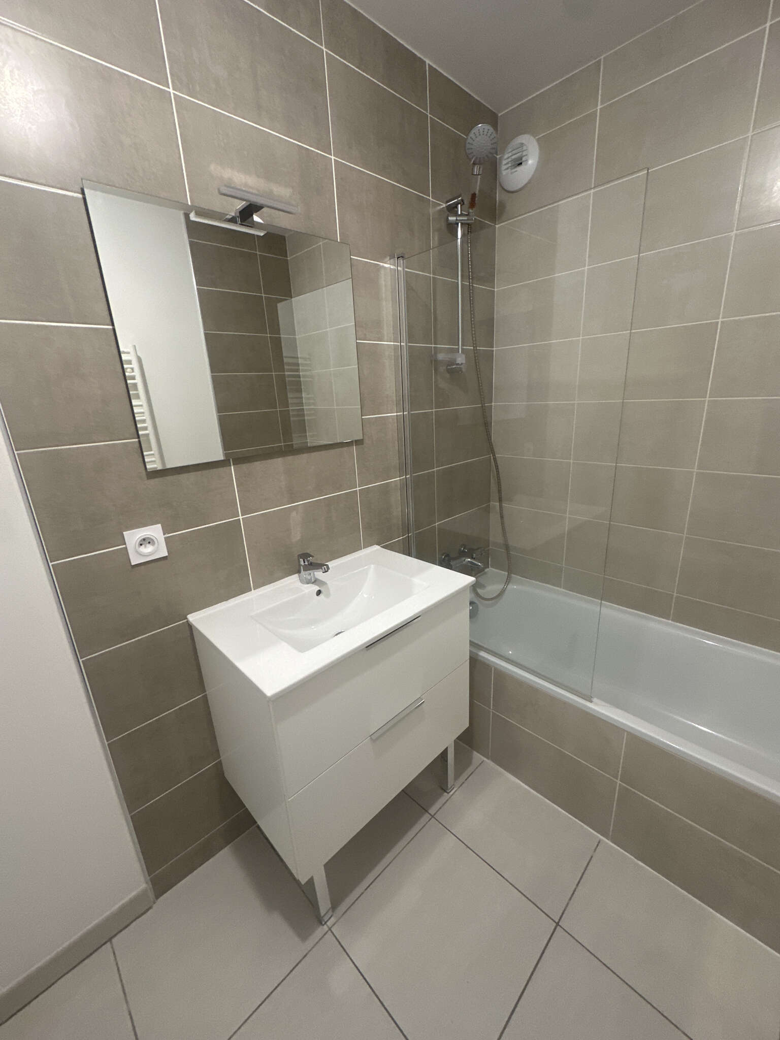 3SALLEDEBAIN-compressed.jpeg