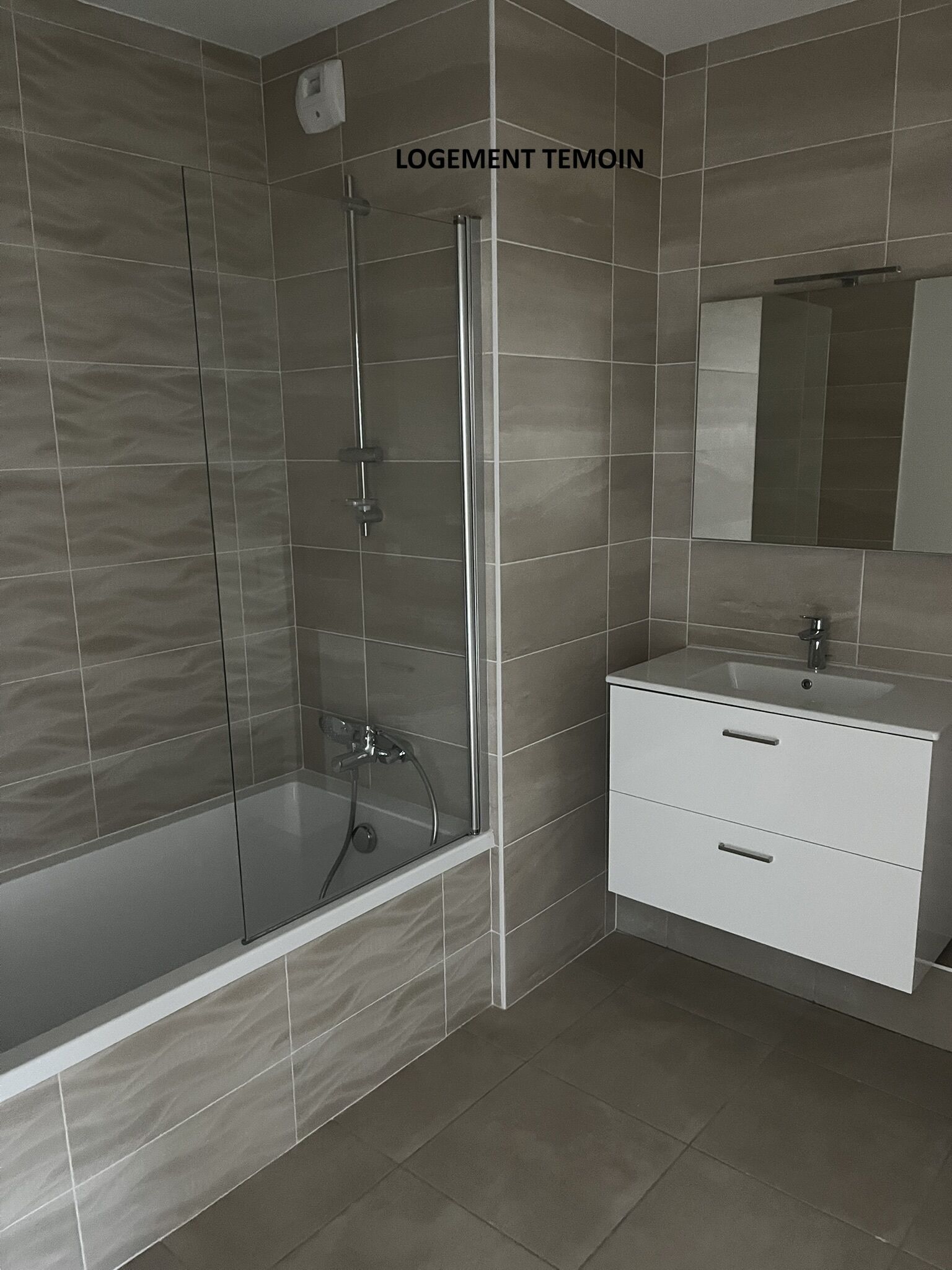 5- SALLE DE BAIN-compressed.JPEG