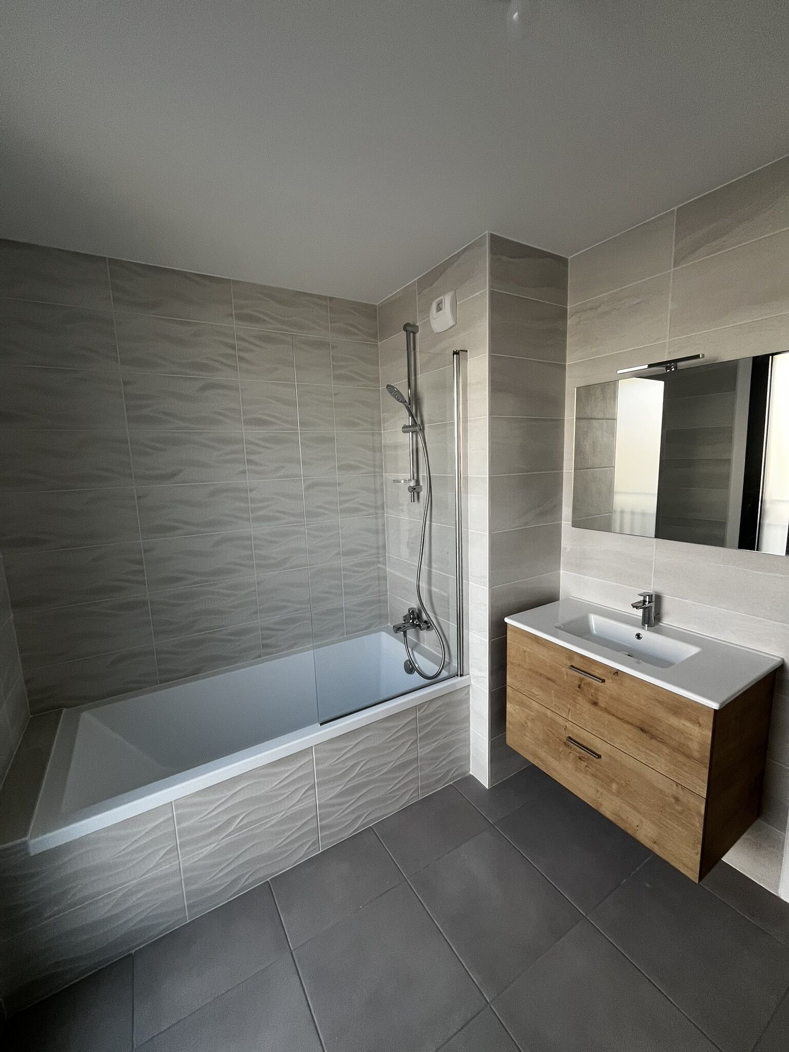 4-SALLE DE BAIN-compressed.JPEG