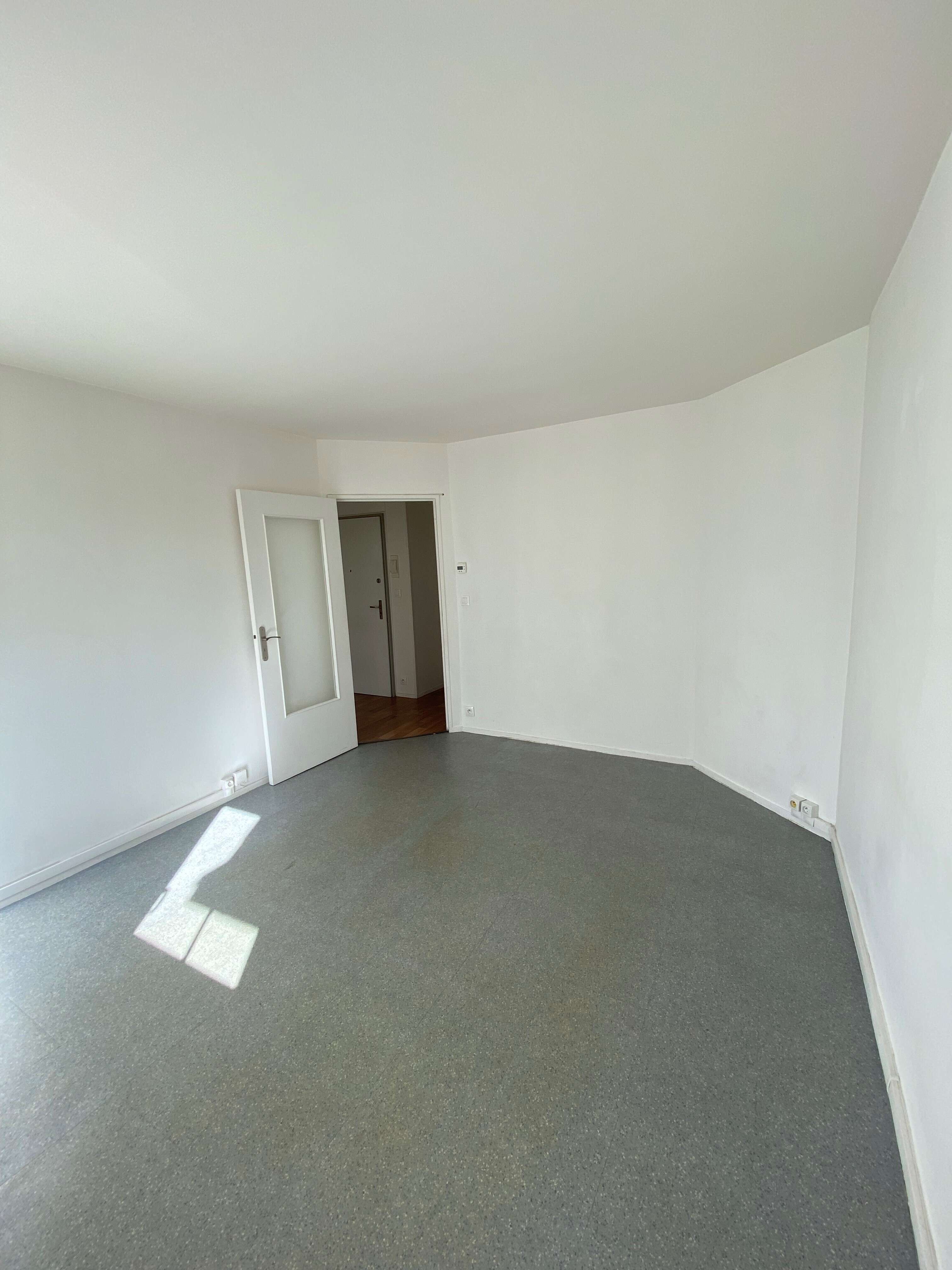 1236-JOINVILLE LE PONT 08-UG215997-OCT 21-Photo Séjour 1-compressed.jpg