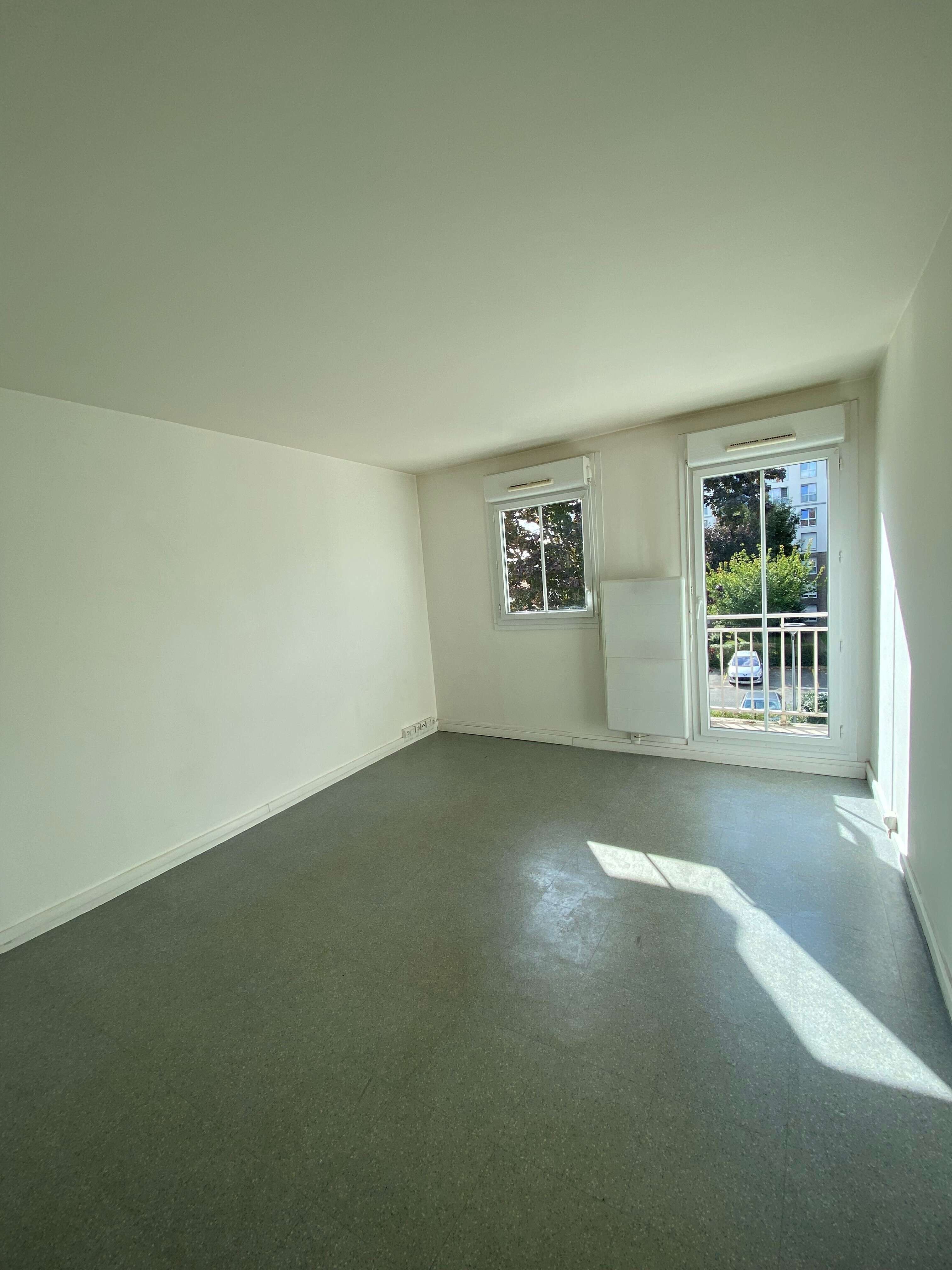 1236-JOINVILLE LE PONT 08-UG215997-OCT 21-Photo Séjour-compressed.jpg