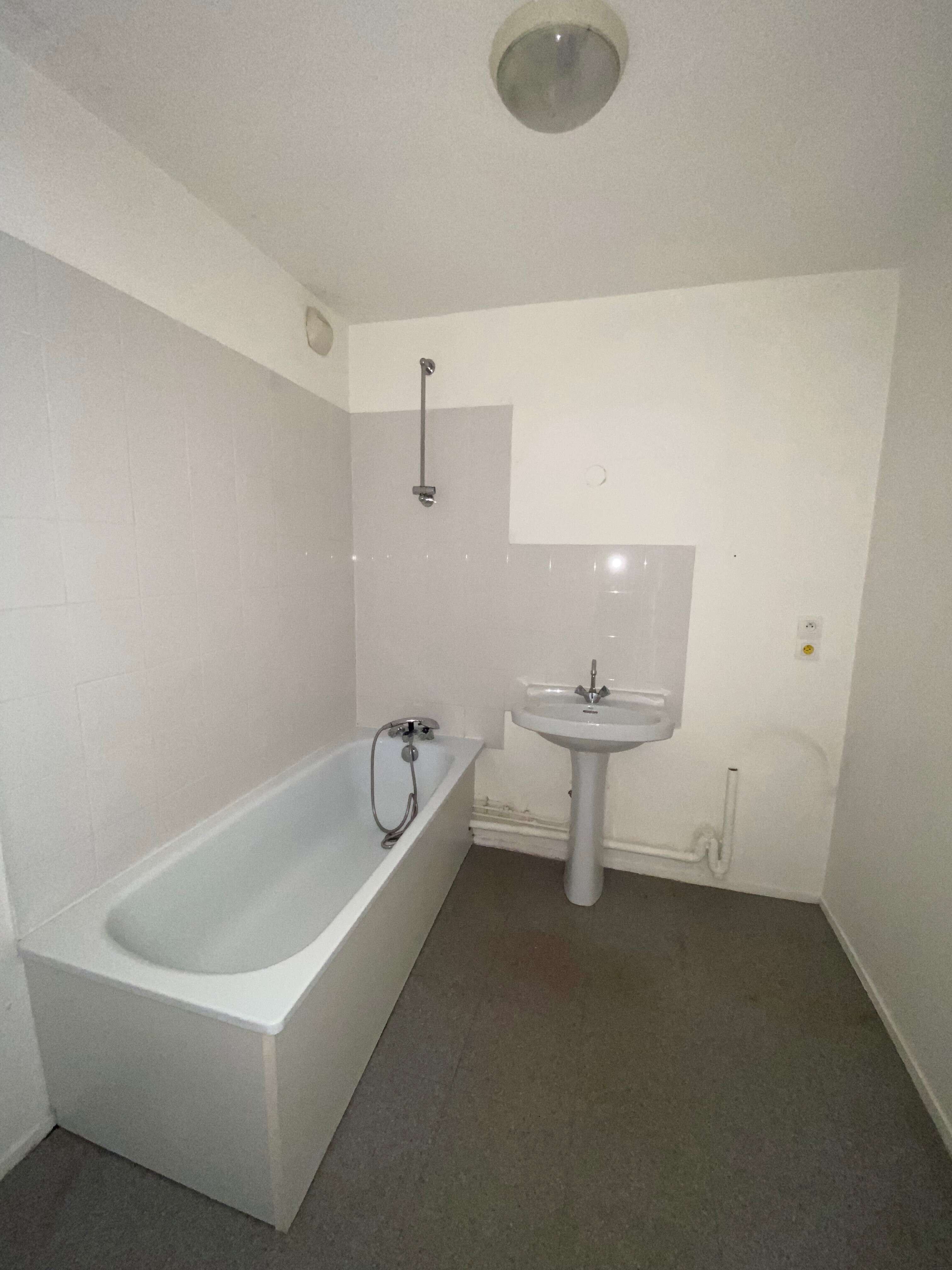 1236-JOINVILLE LE PONT 08-UG215997-OCT 21-Photo Salle de bain-compressed.jpg