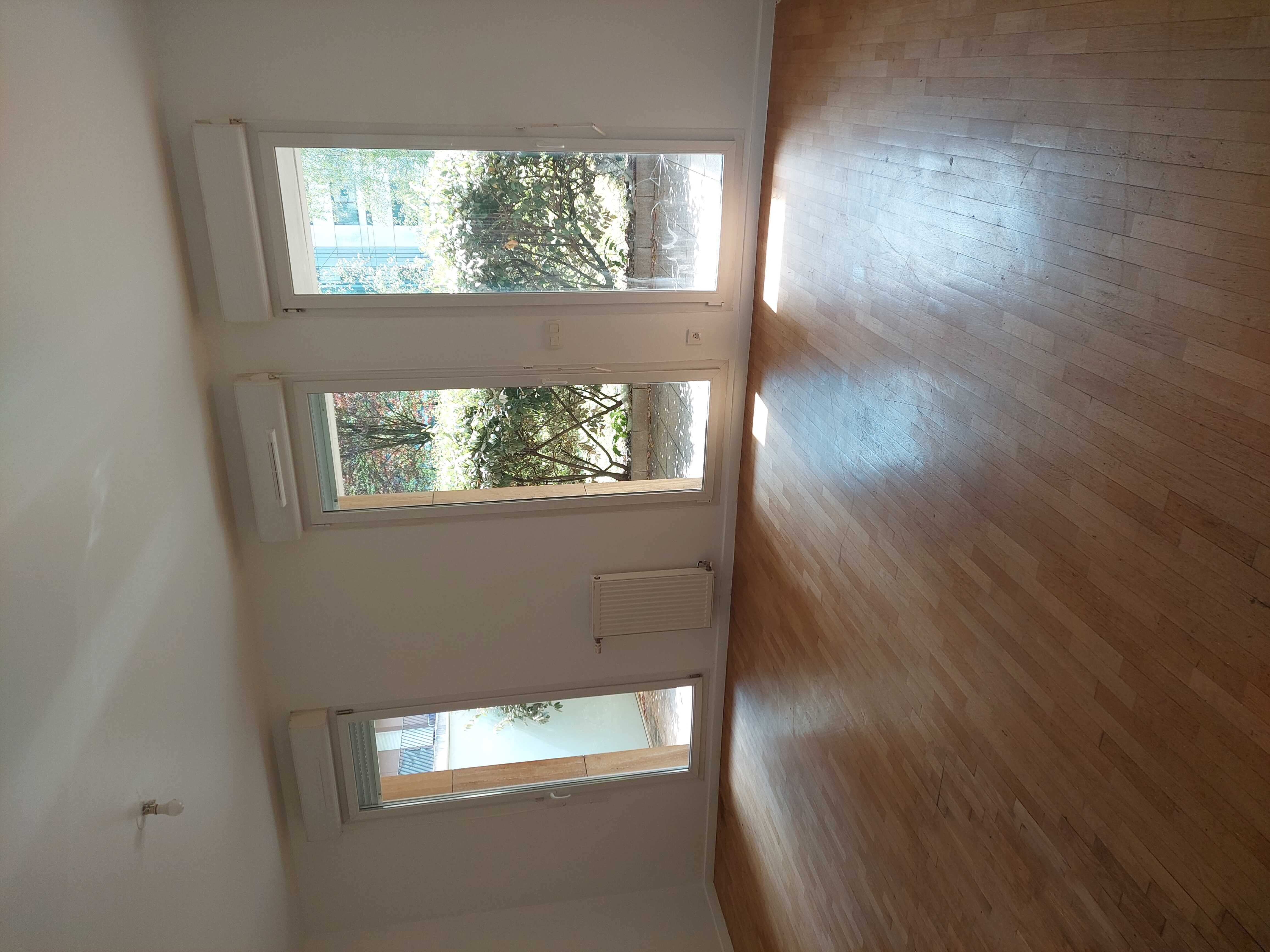 séjour donnant sur petite terrasse derrière logement.-compressed.jpg
