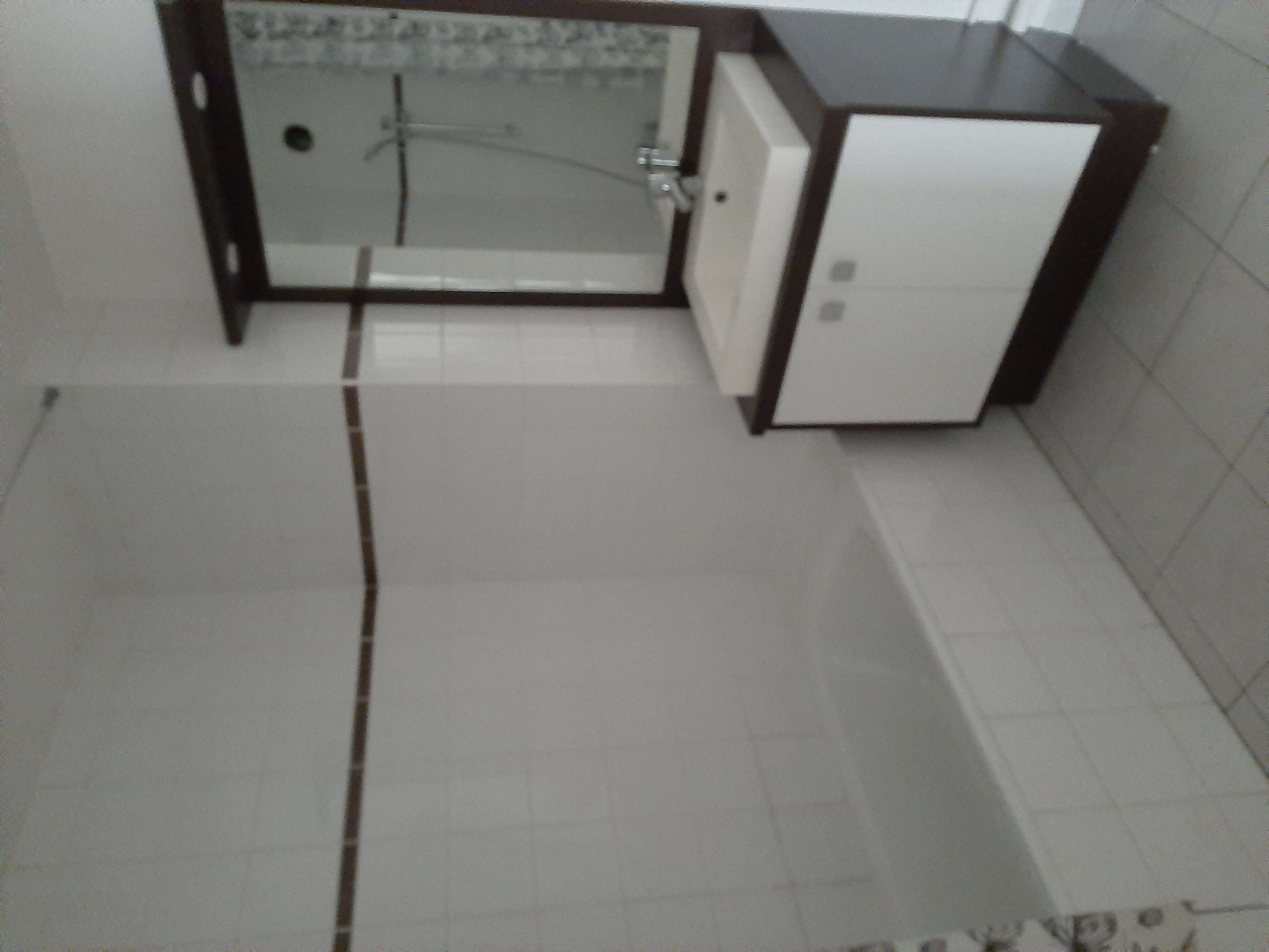 UG306352 SDB avec baignoire-cmp.jpg