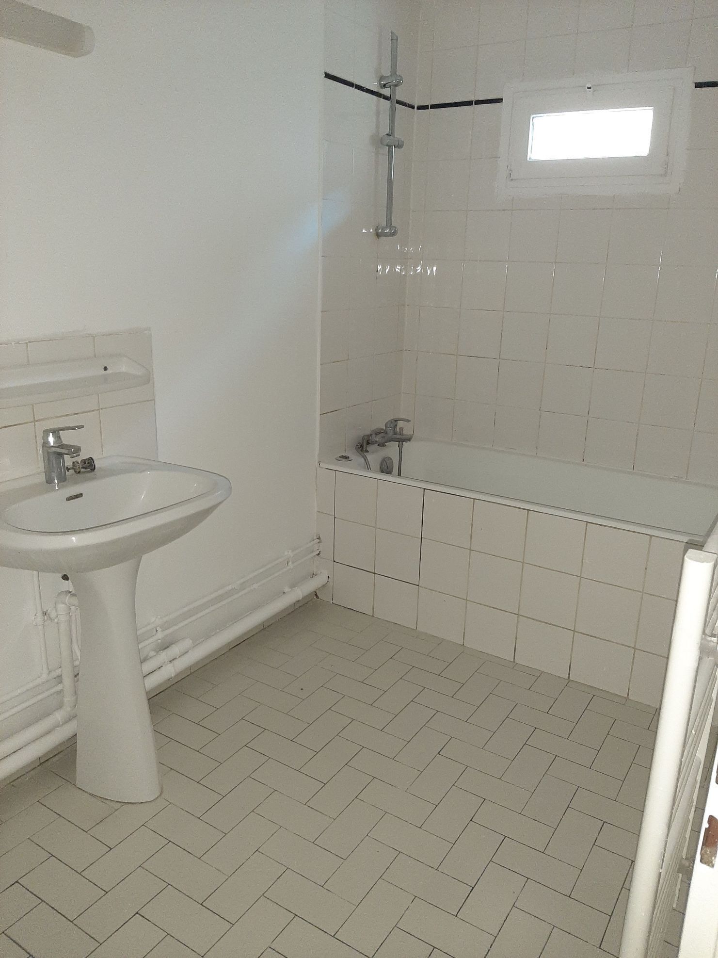 03-03-25_15-25-33_Salledebain-cmp.jpg