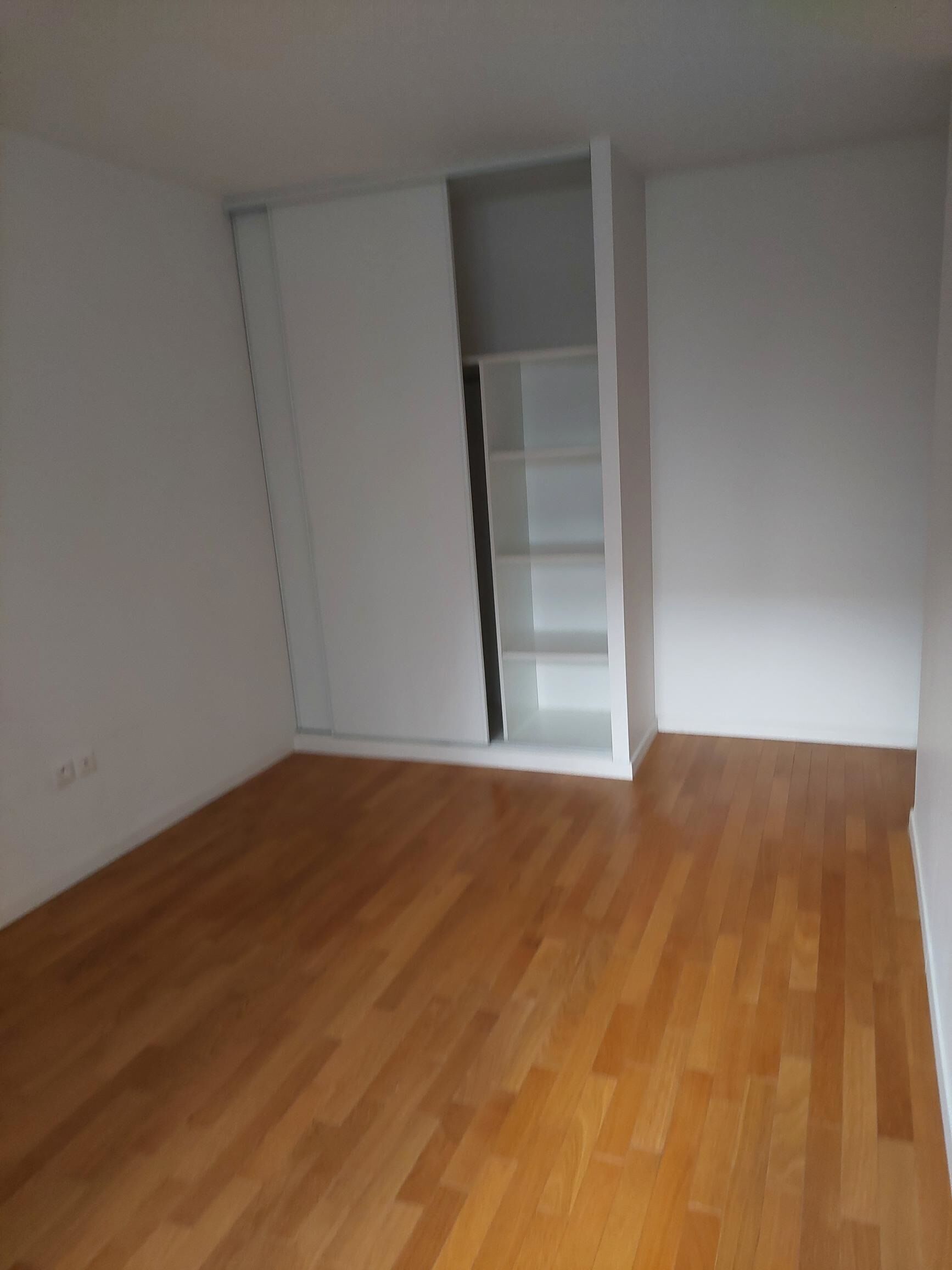 chambre 2 avec placard-compressed.jpg