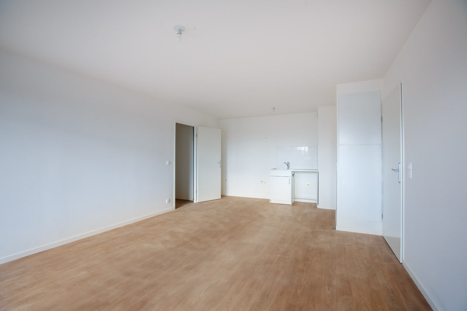 6469-CHILLY MAZARIN-Logement temoin-Sejour-compressed.jpg