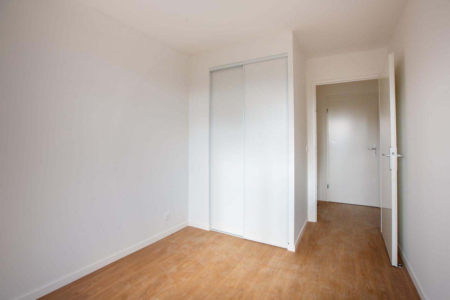 6469-CHILLY MAZARIN-Logement témoin-Chambre 1-cmp.jpg