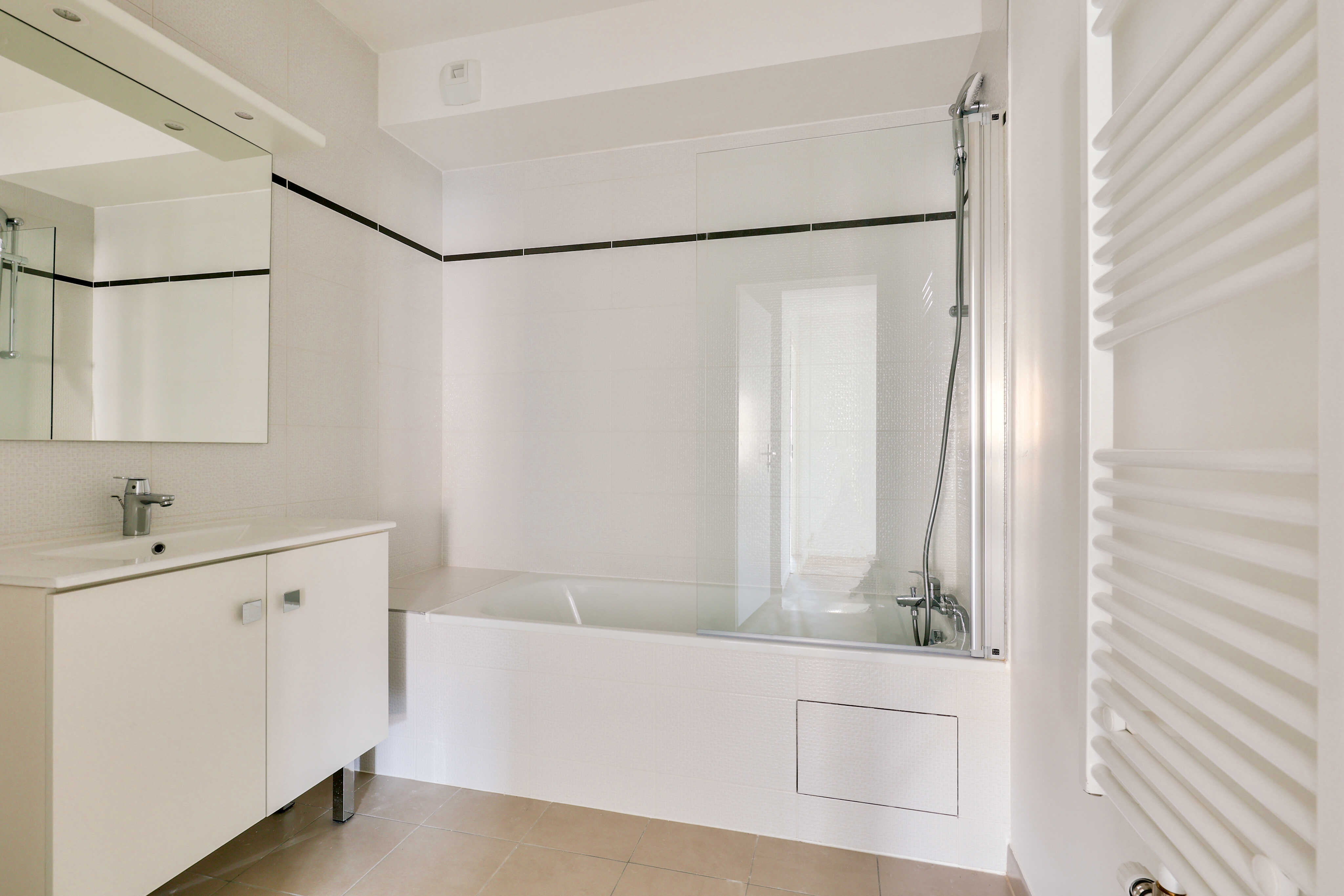 6516-VIROFLAY-Logement témoin-Photo SDB-compressed.jpg