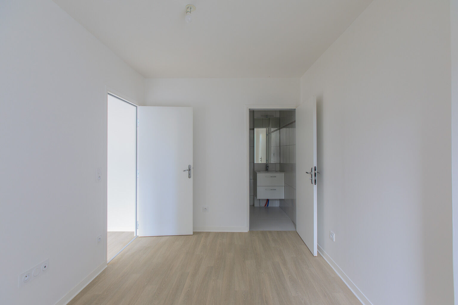 4065-IVRY-UG350160-Photo 5-compressed.jpg