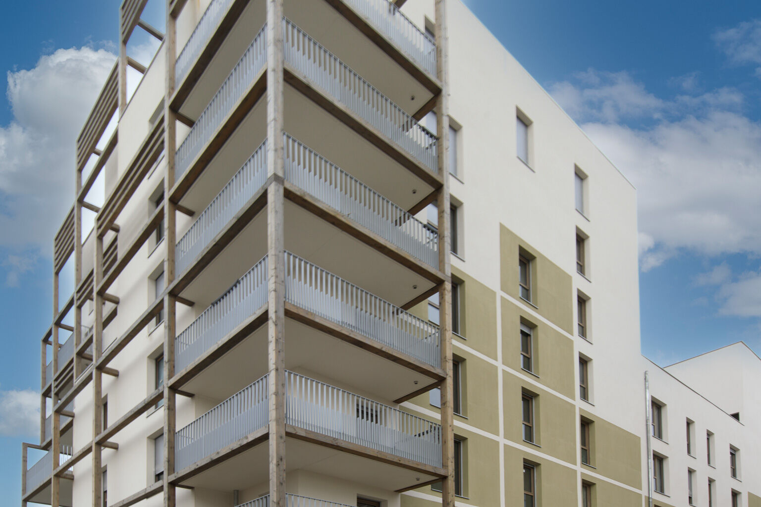 6967-STAINS-Photo ext-cmp.jpg