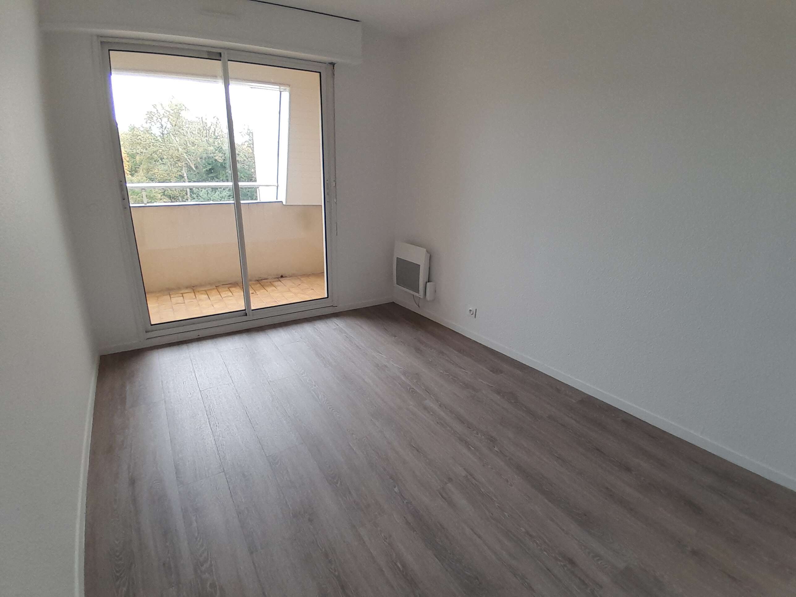 compressed-chambre 2 + balcon.jpg