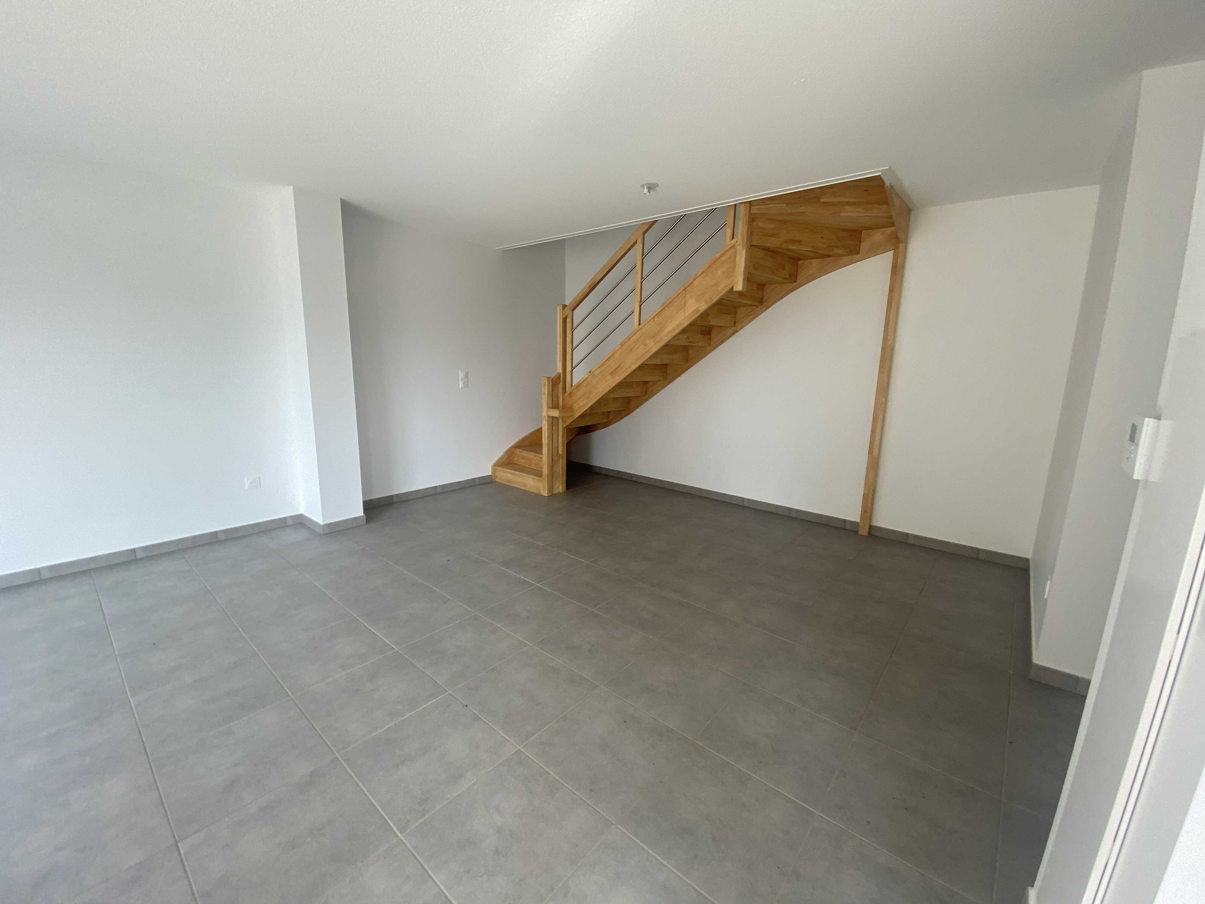 4-séjour-escalier-compressed.JPG