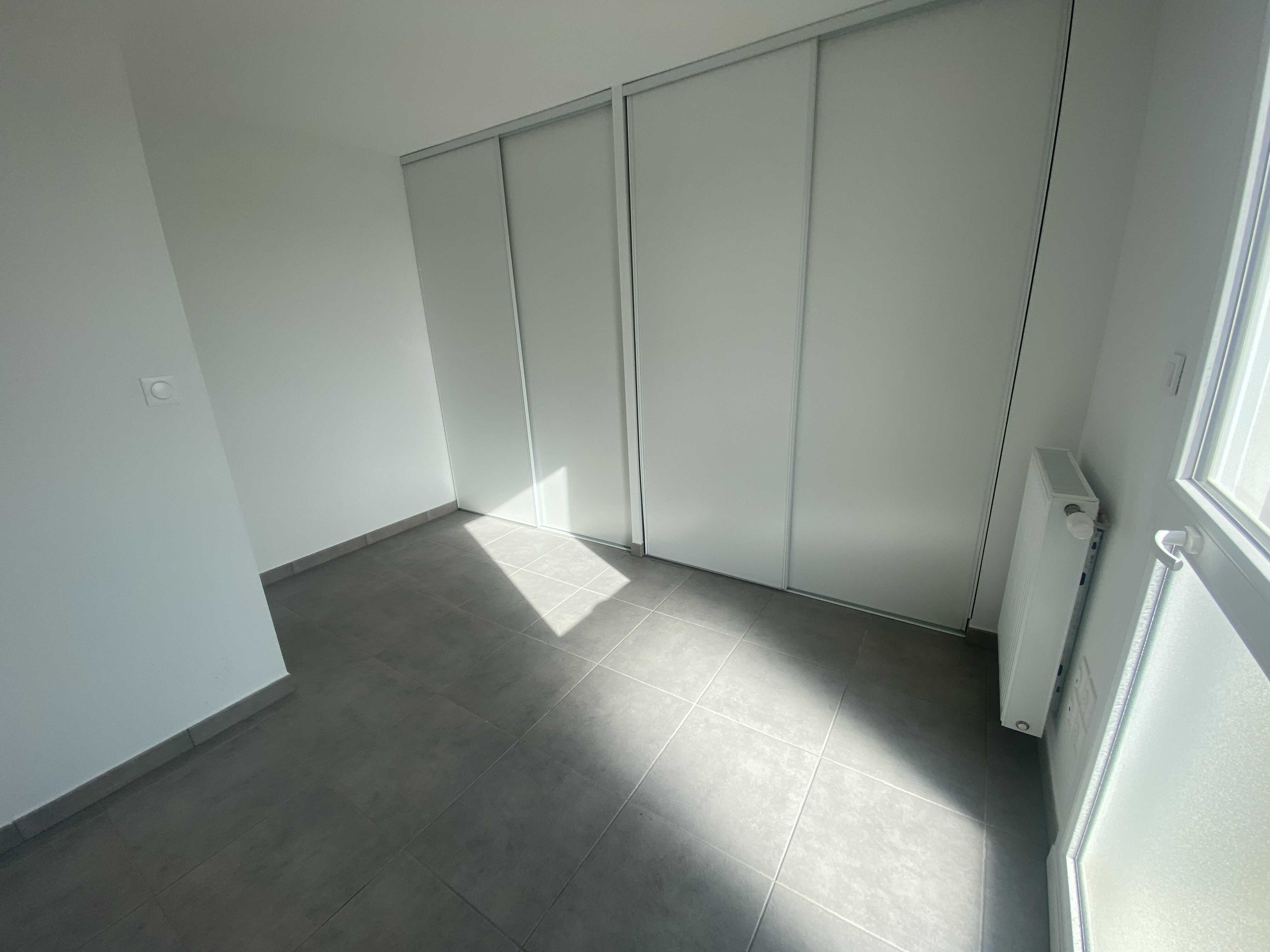 6-chambre cadrée sur porte dressing-cmp.JPG